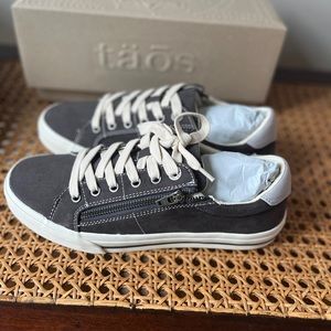 Taos Z Soul sneaker New in Box graphite/light grey distressed